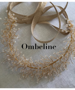 Le headband Ombeline, collection mariage Epouse-Moi, dispose d’une structure dorée avec des petits cristaux en épis. Modèle romantique, chic et bohème.