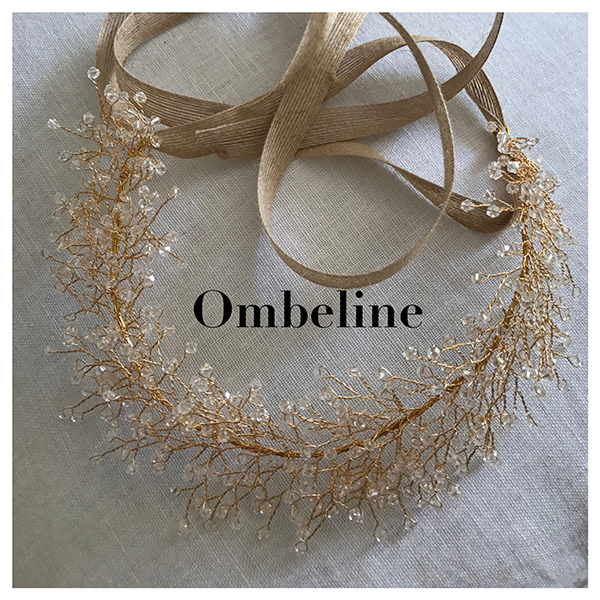 Le headband Ombeline, collection mariage Epouse-Moi, dispose d’une structure dorée avec des petits cristaux en épis. Modèle romantique, chic et bohème.
