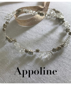 Le headband Appoline de la collection mariage Epouse-Moi est romantique, composé d’une structure fine argentée avec des strass et cristaux juxtaposés.