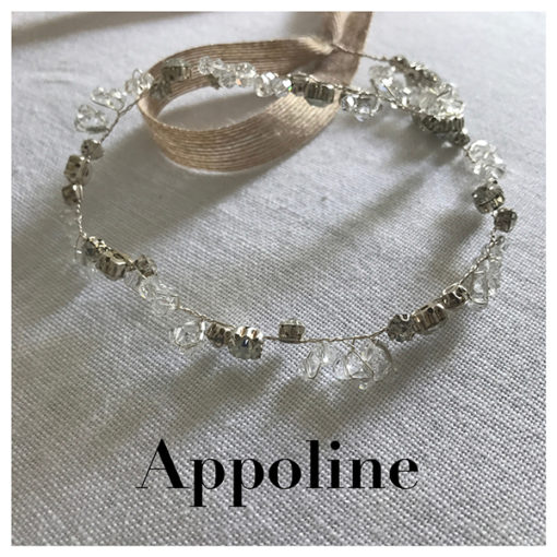 Le headband Appoline de la collection mariage Epouse-Moi est romantique, composé d’une structure fine argentée avec des strass et cristaux juxtaposés.