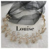 Le headband Louise, collection soirée Courtise-Moi s’adapte facilement. Il se compose d’une structure argentée ou dorée, avec des strass, perles et cristaux.