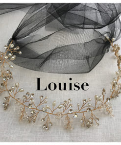 Le headband Louise, collection soirée Courtise-Moi s’adapte facilement. Il se compose d’une structure argentée ou dorée, avec des strass, perles et cristaux.