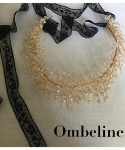 Le headband Ombeline de la collection soirée Courtise-Moi est un modèle lumineux et modulable composé d'une structure dorée avec des cristaux disposés en épis.