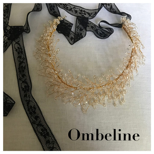 Le headband Ombeline de la collection soirée Courtise-Moi est un modèle lumineux et modulable composé d'une structure dorée avec des cristaux disposés en épis.