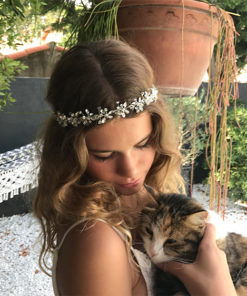 Le headband BELINE de la collection Epouse-Moi et ses jolis strass en forme de fleurs apportent une touche romantique à votre bijou de cheveu pour votre mariage