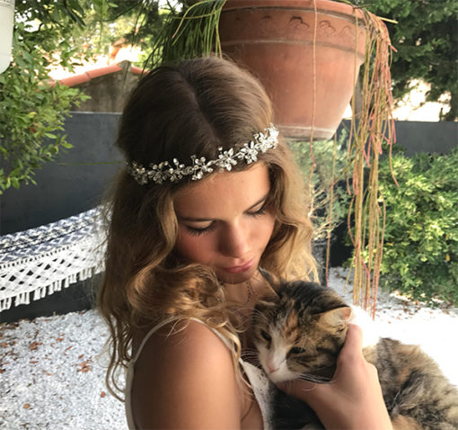 Le headband BELINE de la collection Epouse-Moi et ses jolis strass en forme de fleurs apportent une touche romantique à votre bijou de cheveu pour votre mariage