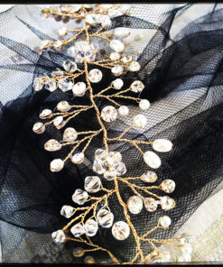 Le headband Louise de la collection Courtise-Moi se compose d’une structure argentée ou dorée, avec des strass, perles et cristaux disposés en forme foliaire.