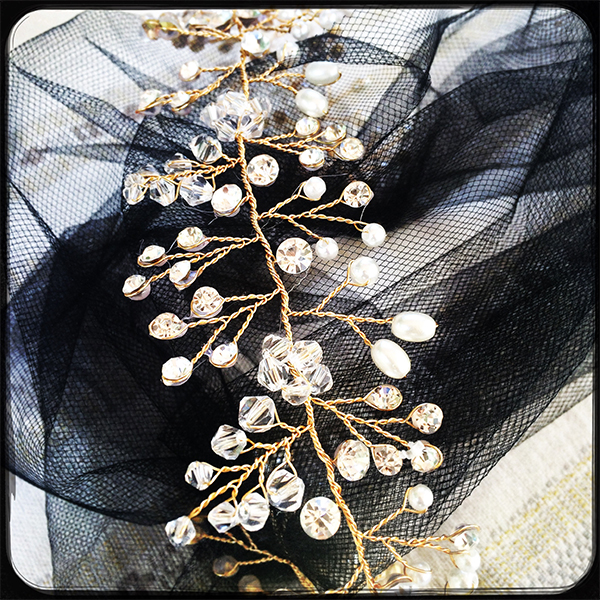 Le headband Louise de la collection Courtise-Moi se compose d’une structure argentée ou dorée, avec des strass, perles et cristaux disposés en forme foliaire.