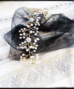 Le headband Louise de la collection Courtise-Moi s’adapte à votre tour de tête grâce à son lien qui se coulisse et se noue, en tulle noir ou dentelle noire