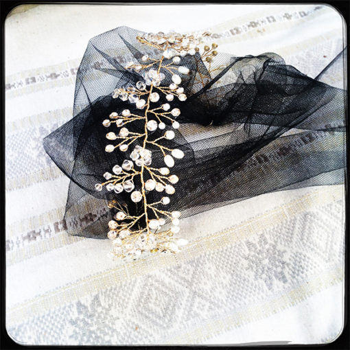 Le headband Louise de la collection Courtise-Moi s’adapte à votre tour de tête grâce à son lien qui se coulisse et se noue, en tulle noir ou dentelle noire