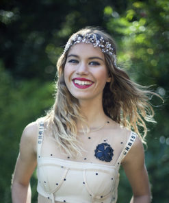 Le headband LOUISE de la collection soirée Courtise-Moi vous donnera une allure gracieuse en tenue soyeuse