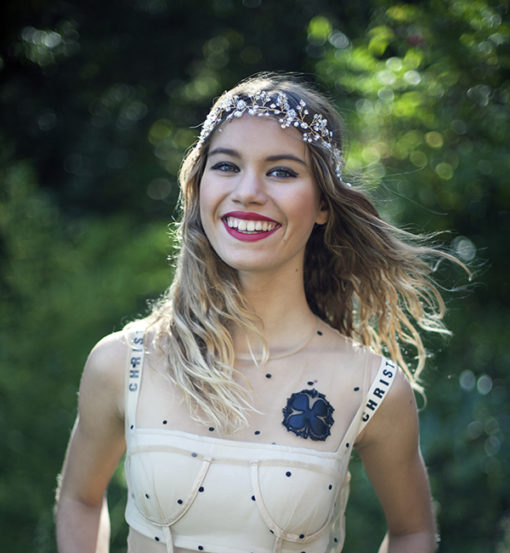 Le headband LOUISE de la collection soirée Courtise-Moi vous donnera une allure gracieuse en tenue soyeuse