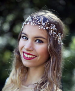 Le headband LOUISE de la collection soirée Courtise-Moi se compose d’une structure argentée ou dorée, avec des strass, perles et cristaux disposés en forme foliaire et habillera votre tête avec grâce et élégance