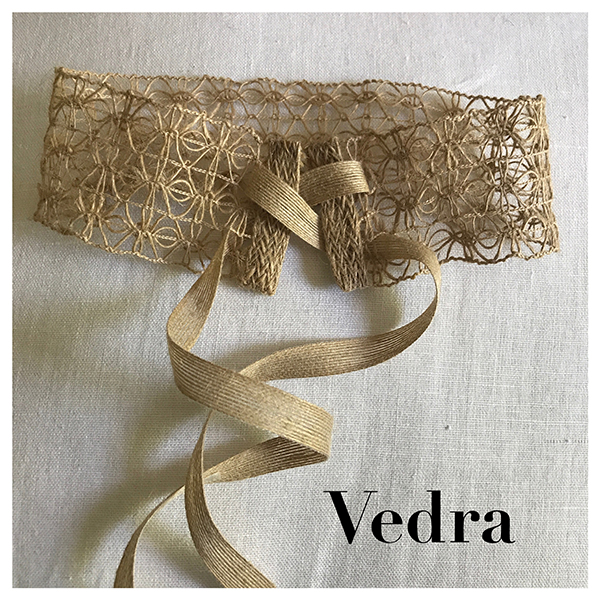 Le headband Védra collection été Réchauffe-Moi est un modèle authentique et léger pour l’été. 100% chanvre, crée et cousu à la main dans notre atelier français.