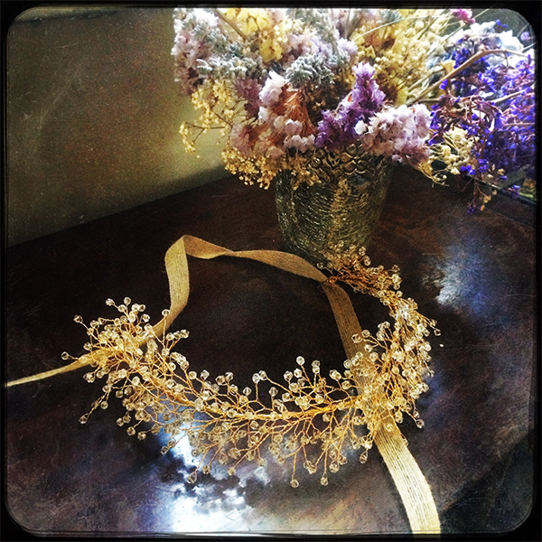 Le headband Ombeline de la collection Courtise-Moi se compose d’une structure dorée avec des cristaux disposés en épis .
