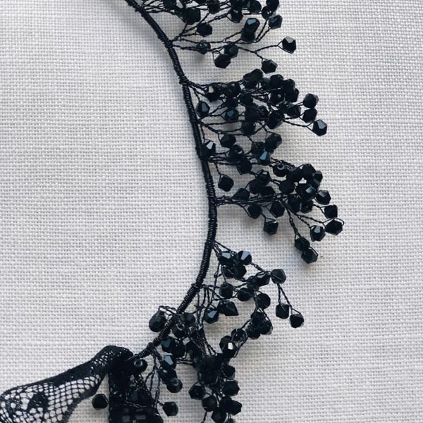 Le headband OMBELINE Black Out Ida Degliame se compose de cristaux noirs disposés en épis.