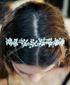 Le headband Beline de la collection Courtise-Moi est composée d'une structure argentée avec des strass disposés en forme de fleurs.