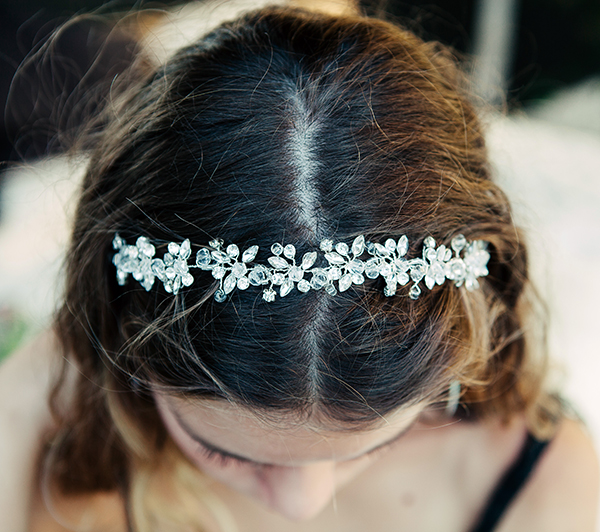 Le headband Beline de la collection Courtise-Moi est composée d'une structure argentée avec des strass disposés en forme de fleurs.