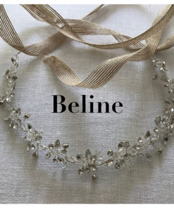 Le headband Beline de la collection Epouse-moi est un modèle romanesque qui se compose d’une structure argentée avec des strass disposés en forme de fleurs.