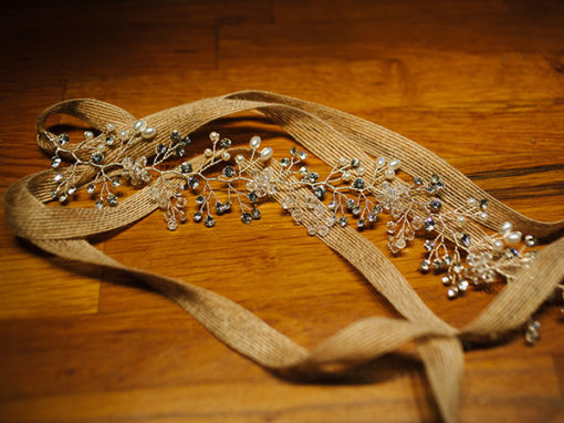 Le headband LOUISE de la collection Epouse-Moi se personnalise en fonction de votre robe : structure dorée ou argentée, lien chanvre, tulle blanc ou ivoire