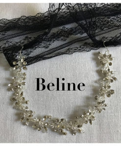 Le headband Beline, collection soirée Courtise-Moi est élégant et se compose d'une structure argentée avec des strass. Se porte sur le front ou en serre tête.