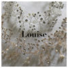 Le headband LOUISE de la collection mariage Epouse-Moi se compose d'une structure dorée ou argentée avec des petits strass, perles et cristaux.