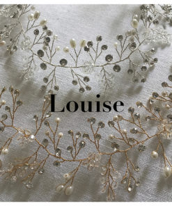 Le headband LOUISE de la collection mariage Epouse-Moi se compose d'une structure dorée ou argentée avec des petits strass, perles et cristaux.