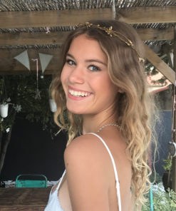 Le headband ROBINE BRONZE de la collection mariage Epouse-Moi est une couronne fermée entre 19 et 20cm de diamètre, ELLE NE PEUT PAS SE REGLER.