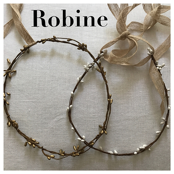 Le headband Robine collection été Réchauffe-Moi est un modèle nature, bohème, estival et discret. Il se compose d’une couronne rigide en épis blanche ou bronze.