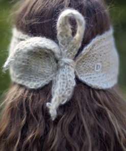 Le headband MON SYLVIE ficelle de la collection hiver Protège-Moi se place sur le front et se noue avec ses deux cordons derrière la tête