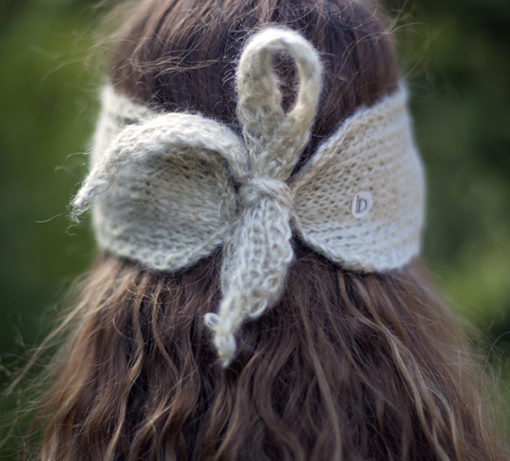 Le headband MON SYLVIE ficelle de la collection hiver Protège-Moi se place sur le front et se noue avec ses deux cordons derrière la tête