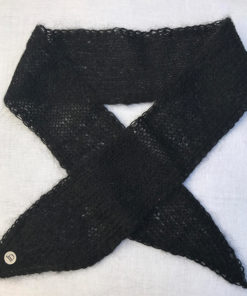 Le headband MON LOU noir collection hiver Protège-Moi est fait main 100% mohair. Il est doux, chaud et agréable à porter pour une allure rock et élégante.