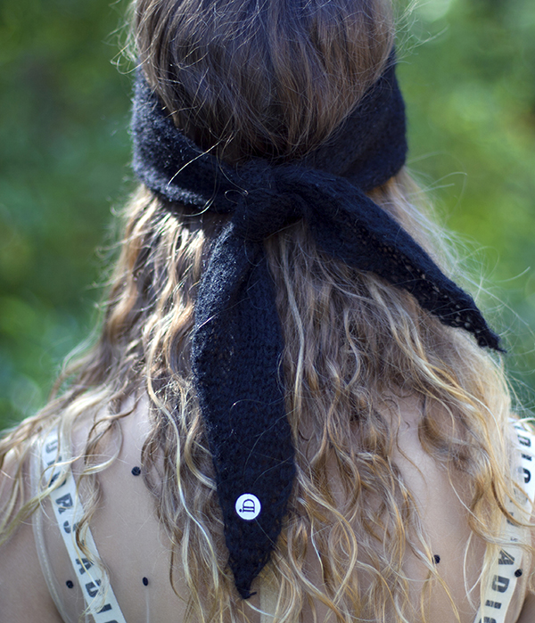 Le headband MON LOU noir de la collection hiver Protège-Moi se place sur le front et se noue derrière la tête