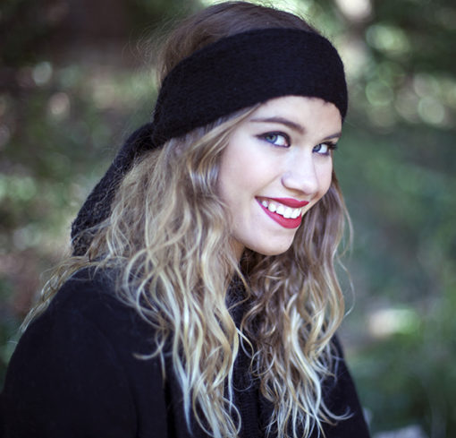 Le headband MON LOU noir de la collection hiver Protège-Moi est doux, chaud et agréable à porter.