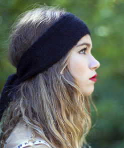 Le headband MON LOU noir de la collection hiver Protège-Moi est un modèle d’hiver, 100% mohair.