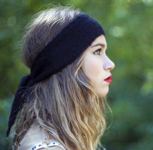 Le headband MON LOU noir de la collection hiver Protège-Moi est un modèle d’hiver, 100% mohair.