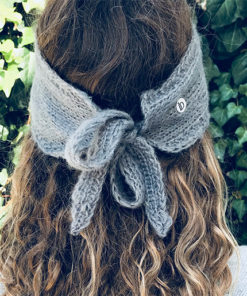 Le headband MON SYLVIE gris souris de la collection hiver Protège-Moi se place sur le front et se noue avec ses deux cordons derrière la tête.