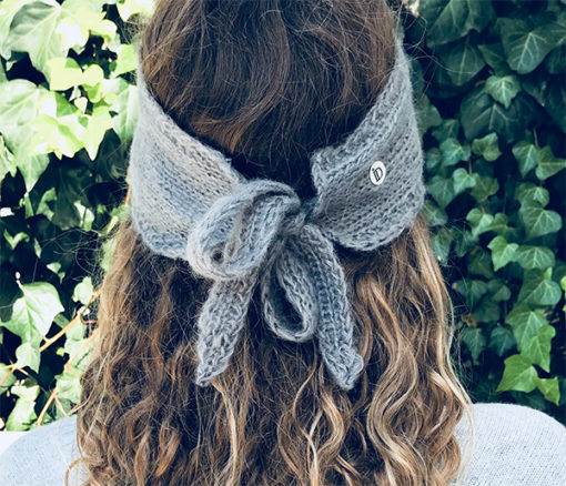 Le headband MON SYLVIE gris souris de la collection hiver Protège-Moi se place sur le front et se noue avec ses deux cordons derrière la tête.