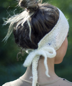 Le headband MON SYLVIE lait de la collection hiver Protège-Moi se place sur le front et se noue avec ses deux cordons derrière la tête. 