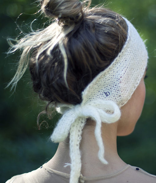 Le headband MON SYLVIE lait de la collection hiver Protège-Moi se place sur le front et se noue avec ses deux cordons derrière la tête. 