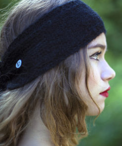 Le headband MON SYLVIE noir de la collection hiver Protège-Moi est doux, chaux et agréable à porter.