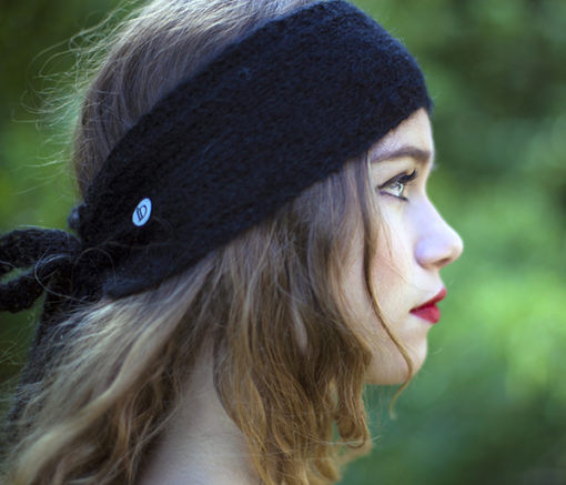 Le headband MON SYLVIE noir de la collection hiver Protège-Moi est doux, chaux et agréable à porter.