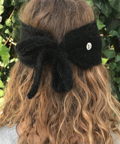 Le headband MON SYLVIE noir de la collection hiver Protège-Moi se place sur le front et se noue avec ses deux cordons derrière la tête.