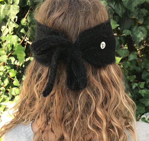 Le headband MON SYLVIE noir de la collection hiver Protège-Moi se place sur le front et se noue avec ses deux cordons derrière la tête.