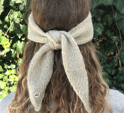 Le headband MON LOU ficelle de la collection hiver Protège-Moi se place sur le front et se noue derrière la tête.