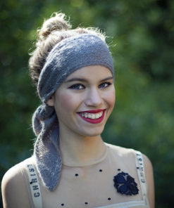 Le headband MON LOU gris souris de la collection hiver Protège-Moi est un modèle d’hiver, 100% mohair.