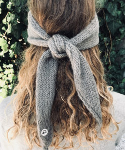 Le headband MON LOU gris souris de la collection hiver Protège-Moi se place sur le front et se noue derrière la tête. 