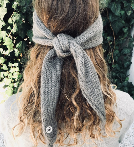 Le headband MON LOU gris souris de la collection hiver Protège-Moi se place sur le front et se noue derrière la tête. 