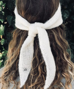 Le headband MON LOU lait de la collection hiver Protège-Moi se place sur le front et se noue derrière la tête.