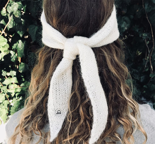 Le headband MON LOU lait de la collection hiver Protège-Moi se place sur le front et se noue derrière la tête.